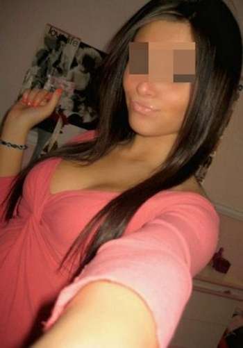 Fille baisable qui voudrait se faire agrandir la vulve et le trou a merde à Montereau-Fault-Yonne