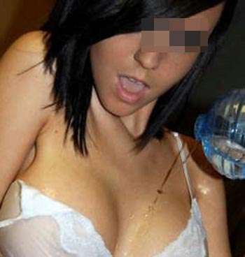 je suis à la recherche d' un homme chaud comme la braise car j'ai envie de me faire taquiner le vagin sur Yerres