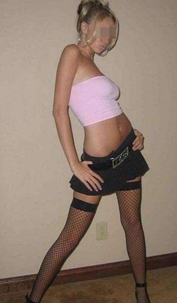 Je suis affamée et je souhaiterai me faire défoncer ma jolie foufoune