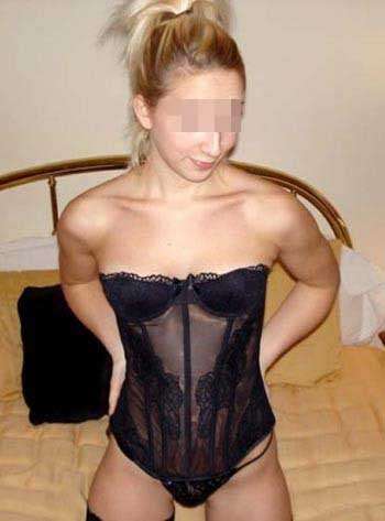 Je veux me faire défoncer la vulve dans une pissotière